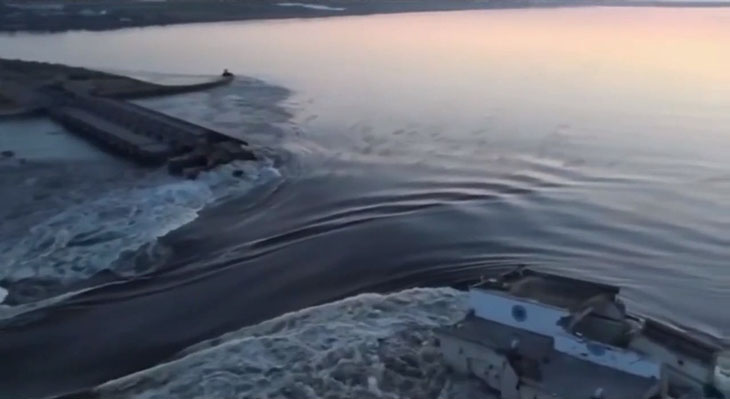 Потоки воды в районе разрушенной дамбы Каховской ГЭС