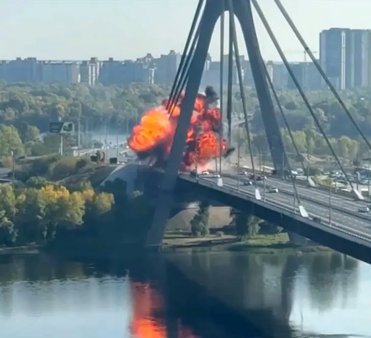 Удар по Московскому (Северному) мосту в Киеве
